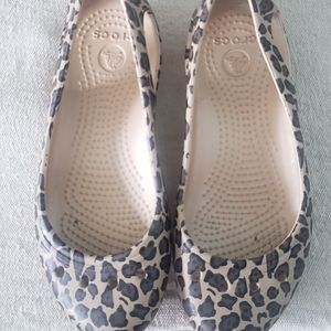 Crocs womens size 4, leopard print flats